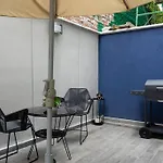 Casa a una calle del Kiosko Morisco.
